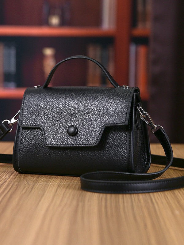 Sac à bandoulière en cuir véritable, Fashionable LightlyLuxurious Versatile Crossbody ShoulderBag sur une table en bois.