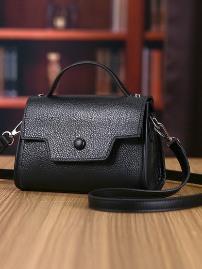 Sac à bandoulière en cuir véritable, Fashionable LightlyLuxurious Versatile Crossbody ShoulderBag sur une table en bois.